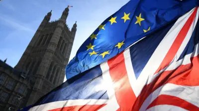 Флаги ЕС и Британии у здания британского парламента