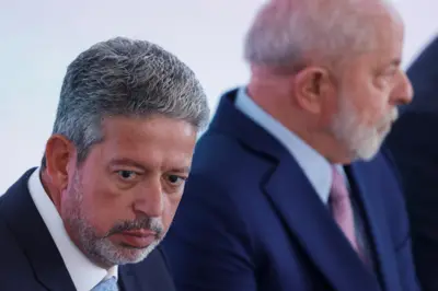 Lira e Lula olhando para lados opostos