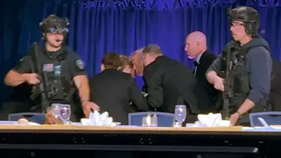 Prezydent USA Donald Trump jest wyprowadzany pod eskortą po tym, jak mężczyzna otworzył ogień podczas dorocznej kolacji Stowarzyszenia Korespondentów Białego Domu w Waszyngtonie