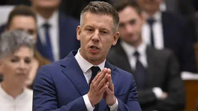 国会で演説するマジャル氏。青色のスーツを着ている