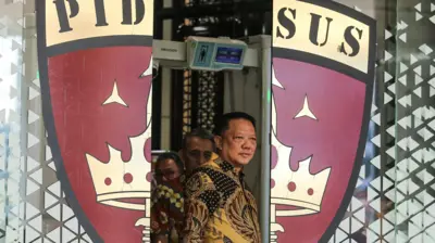 Febrie mengatakan tetap menghormati setiap proses penegakan hukum yang dilakukan aparat penegak hukum yang sesuai dengan ketentuan hukum acara yang berlaku serta menegaskan hingga saat ini dirinya masih menjalankan tugas dan Jampidsus tetap fokus untuk penyelesaian pemberkasan perkara khususnya yang menjadi perhatian publik.