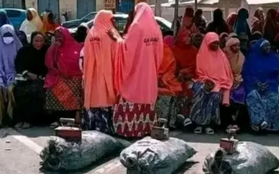 Awon obinriin ti won n pin apo eedu fun