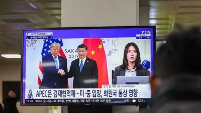 10月28日:在韩国庆州,人们观看电视新闻报道。