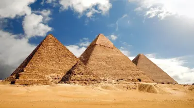 أهرامات الجيزة من عصر الأسرة الرابعة (2520-2392 قبل الميلاد)