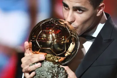 Rodri, le milieu de terrain espagnol de Manchester City, reçoit le Ballon d'Or lors de la cérémonie de remise du Ballon d'Or France Football 2024 au Théâtre du Châtelet à Paris, le 28 octobre 2024. 