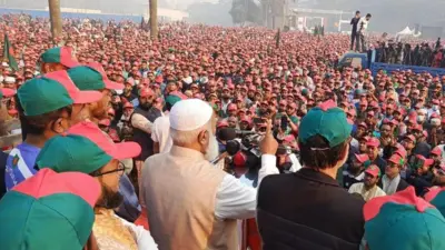 बांग्लादेश जमात-ए-इस्लामी के प्रमुख शफ़ीक़ुर रहमान एक रैली को संबोधित करते हुए