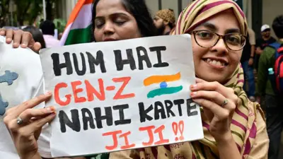 मुंबई में 26 जुलाई, 2026 को केंद्रीय शिक्षा मंत्री धर्मेंद्र प्रधान के इस्तीफ़े के बाद, शिवाजी पार्क में युवाओं और समर्थकों ने जश्न मनाया