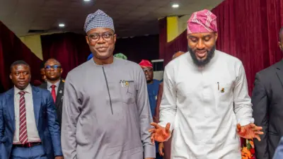 Gomina Seyi Makinde wọ aṣọ buba ati fila, Adari ile igbimọ aṣofin ipinlẹ Oyo, Adebo Ogundoyin naa wọ aṣọ buba ọlọwọ gbọọrọ ati fila