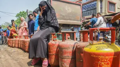 कलकत्ता में रसोई गैस के लिए लाइन में लगे लोग