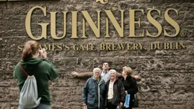 Turistas posan frente a la cervecería Guinness en Dublín