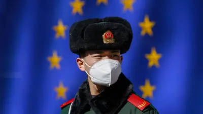 Китайский военный у флага ЕС