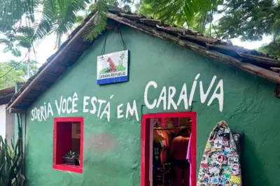 Casinha verde se tornou símbolo de Caraíva, em Porto Seguro