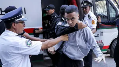 شاب تم اعتقاله  خلال مظاهرة قادها الشباب من أجل العدالة الاجتماعية والمطالبة بتحسين قطاعي الصحة العامة والتعليم، خارج مبنى البرلمان في الرباط في 27 سبتمبر/أيلول.