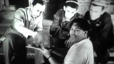 Қабрдан чиқарилган бош чаноғини ушлаб турган антрополог Михаил Гарасимов. 