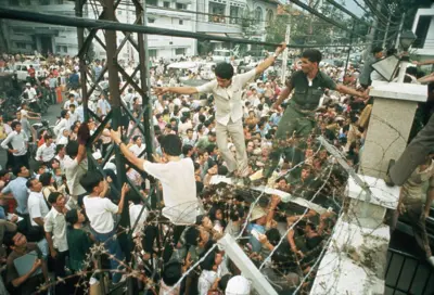 Đám đông tìm cách leo vào Đại sứ quán Mỹ tại Sài Gòn trong thời khắc cuối cùng của Chiến tranh Việt Nam