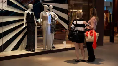 Consumidores observam a vitrine da loja Animal no Shopping Village Mall, no Rio de Janeiro.