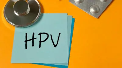 Sarı bir fon üzerine yapıştırılmış mavi bir not kağıdında 'HPV' yazıyor. Hemen üzerinde ilaç kutusunun bir kısmı görülüyor. 