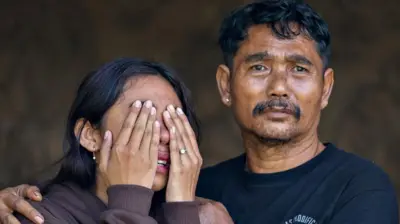 Keluarga korban KMP Tunu Pratama Jaya menunggu kejelasan nasib sanak saudara mereka di Pelabuhan Gilimanuk, Bali.