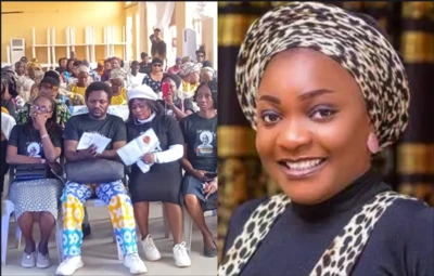 Awọn olubanikẹdun jokoo lori aga, wọn wọ aṣọ dudu, aworan Omije Ojumi wa ni apa ọtun