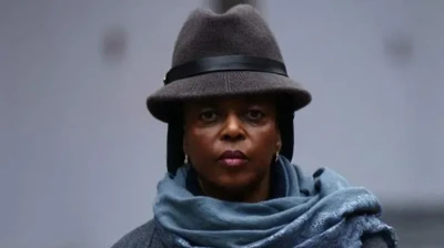 Diezani Alison-Madueke wọ aṣọ dudu ati fila dudu