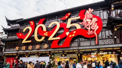 O número "2025" é exibido na faxadaaposta ganha onlineum prédio no Jardim Yuyuanaposta ganha onlineXangai, China.