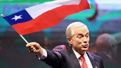 José Antonio Kast empunha a bandeira do Chile