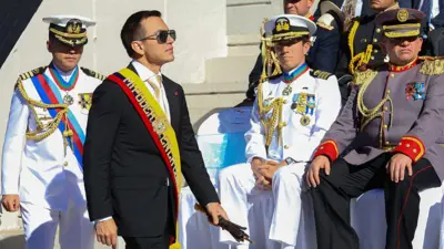 Daniel Noboa cercado por altos comandantes militares equatorianos