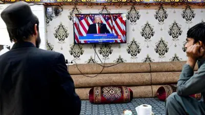 دو مرد در افغانستان در حال دیدن خبرهای طلوع‌نیوز