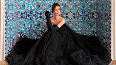 تورلان با دامن بلند مشکی رنگ