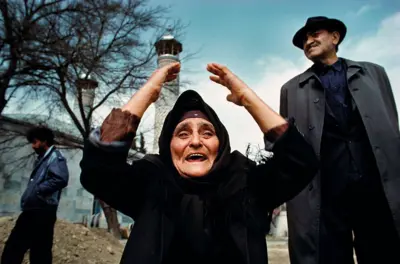 katliamın ardından hocalı'da üzgün bir yaşlı kadın