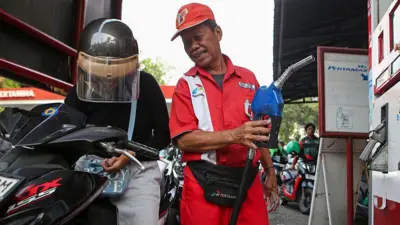 Petugas SPBU di Indonesia