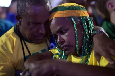 Um casal desolado após derrota do Brasil