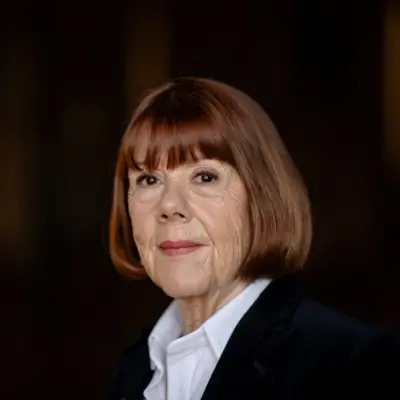 Gisèle Pelicot, Paris, BBC için çektirdiği bir fotoğraf için poz veriyor. Kafasını soluna döndürmüş durumda. Kumral saçları özenle taranmış