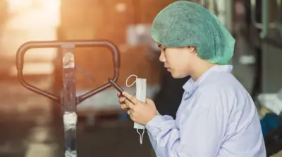 ထိုင်းနိုင်ငံထဲက စားသောက်ကုန် စက်ရုံမှာ အလုပ်လုပ််နေတဲ့ မြန်မာရွှေ့ပြောင်းအလုပ်သမားတစ်ဦး