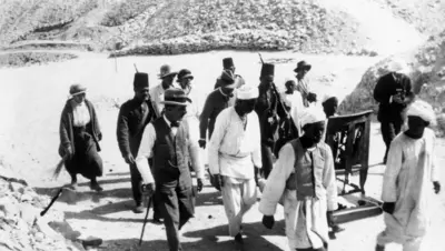 العثور على كرسي خشبي أثري مصنوع من خشب الأرز في مصر في الخمسينيات