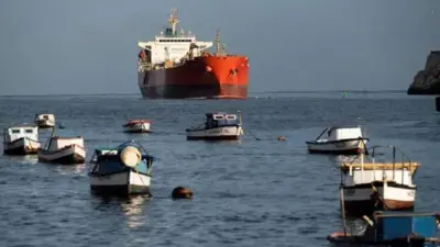 یک نفتکش و چند قایق کوچک