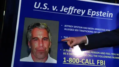 米連邦捜査局が（FBI）が2019年に使用したジェフリー・エプスティーン被告（当時）のパネル。青いパネルにエプスティーン被告のマグショットが印刷され、隣に白と黄色の文字で罪状などが書かれている