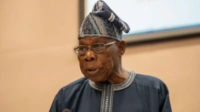 Oloye Olusegun Obasanjo wọ aṣọ buba dudu ati fila
