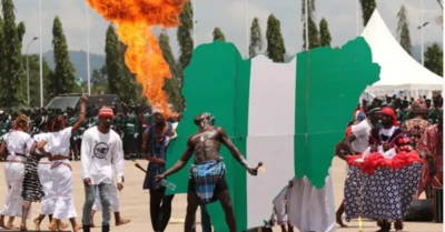 Awọn eeyan ti wọn wa niwaju asia Naijiria