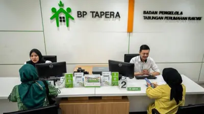 Petugas melayani peserta tabungan perumahan rakyat (Tapera) di Kantor Pelayanan Badan Pengelola Tapera, Jakarta, Kamis (30/5/2024).
