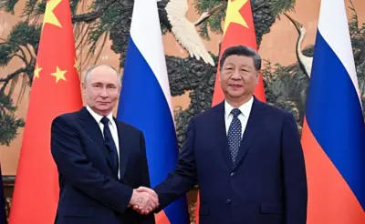 O presidente da Rússia, Vladimir Putin (à esquerda), se reúne com o presidente da China, Xi Jinping (à direita), antes do início das negociações entre Rússia e China, em Pequim, na China, em 2 de setembro de 2025