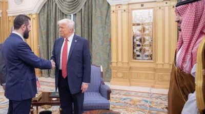 ترامپ در حال دست دادن به احمد شرع