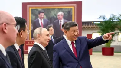 Путин и Си на фоне портрета Путина и Си.