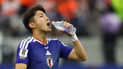 美國德州阿靈頓達拉斯大球場FIFA世界盃F組荷蘭對日本賽事上,日本後衛渡邊剛趁補水暫停喝水(14/6/2026)