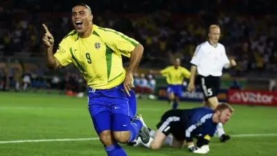 Ronaldo comemora o primeiro gol da final da Copa do Mundo de 2002 contra a Alemanha, em Yokohama (Japão)