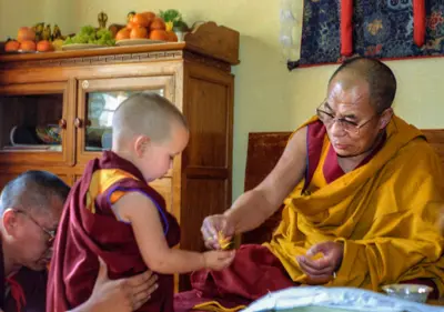 Osel Torres em encontro com o Dalai Lama em Nova Déli, Índia, em 1986. À esq. o Lama Zopa Rinpoche 