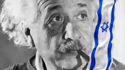 Einstein siyah beyaz fotoğrafına renkli israil bayrağı kolaj edilmiş. 