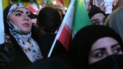 तेहरान में अमेरिका और इसराइल विरोधी प्रदर्शन में हिस्सा लेते लोग (तस्वीर: 21 अप्रैल 2026)