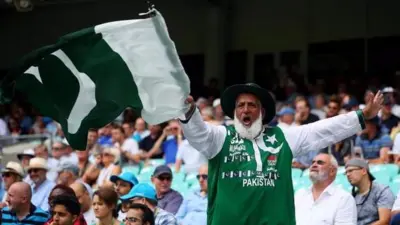 عبدالجلیل (چاچا کرکٹ) انگلینڈ کے کرکٹ سٹیڈیم میں 