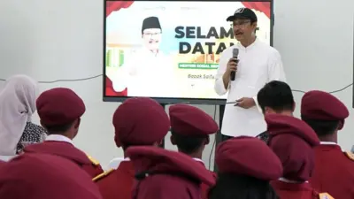 Menteri Sosial Syaifullah Yusuf memberi arahan kepada murid saat mengunjungi Sekolah Rakyat Menengah Atas di Lampung, Minggu (26/04).